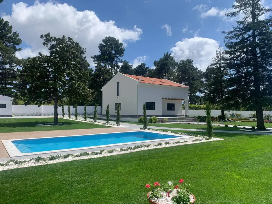 Moradia ampliada para dois pisos, com piscina e jardim, depois da obra.